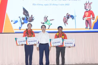 Thưởng nóng cho các vận động viên, huấn luyện viên.
