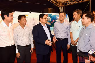 Thủ tướng Phạm Minh Chính đi thị sát hiện trường dự án cao tốc Hòa Bình-Mộc Châu tại điểm đầu tuyến (tiếp nối với đường Hòa Lạc-Hòa Bình, trên địa bàn phường Kỳ Sơn, thành phố Hòa Bình).