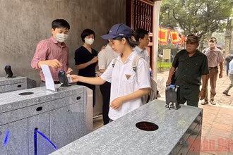 Khách du lịch quẹt thẻ để vào tham quan di tích Văn Miếu - Quốc Tử Giám.