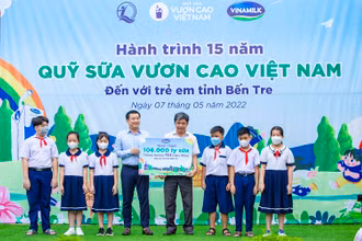Đại diện Vinamilk và Quỹ sữa trao tặng 106.000 ly sữa cho các em nhỏ có hoàn cảnh khó khăn tại tỉnh Bến Tre.
