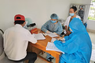 Lực lượng y tế cơ sở ở Thái Bình rà soát, thống kê đối tượng tiêm vaccine ngừa Covid-19