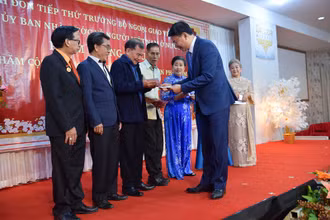 Thứ trưởng Phạm Quang Hiệu tặng quà cho các kiều bào có công tại tỉnh Nakhon Phanom.