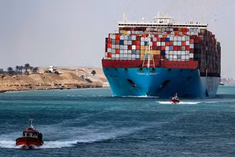 Một tàu chở container đi qua kênh đào Suez, Ai Cập, ngày 15/2/2022. (Ảnh: Reuters)