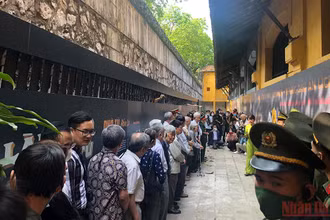 Các cựu tù chính trị cùng thế hệ trẻ trong lực lượng vũ trang tham quan triển lãm.
