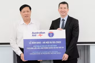 Thứ trưởng Đỗ Xuân Tuyên tiếp nhận tượng trưng hơn 7,2 triệu liều vaccine Australia tặng Việt Nam. (Ảnh: TRẦN MINH)