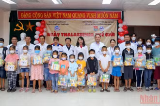 Công đoàn Bệnh viện Trung ương Huế phối hợp nhiều đơn vị liên quan tổ chức thăm hỏi, tặng quà cho các bệnh nhân nhân kỷ niệm ngày Thalassemia. (Ảnh: NHẬT TÂN)