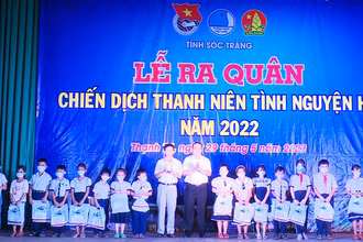 Tặng quà cho học sinh có hoàn cảnh khó khăn.