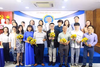 Thành viên Ban tổ chức, Ban giám khảo cùng các tác giả đoạt giải chụp hình lưu niệm tại buổi trao giải.
