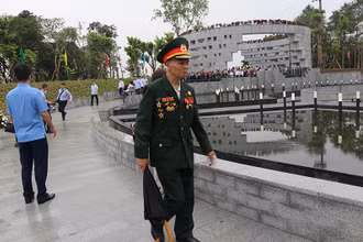 Chiến sĩ Điện Biên về dự lễ khánh thành Đền thờ liệt sĩ.