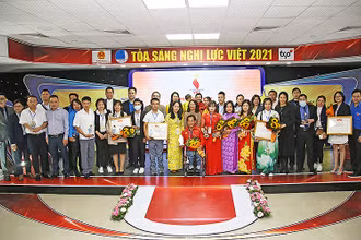 Quang cảnh buổi lễ tuyên dương các tấm gương “Tỏa sáng nghị lực Việt” năm 2021.