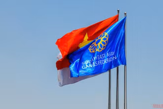 Những lá cờ SEA Games 31 và cờ Tổ quốc tung bay trên sân Mỹ Đình chuẩn bị cho ngày khai mạc. (Ảnh: THÀNH ĐẠT)