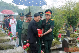 Các đại biểu di chuyển hài cốt liệt sĩ về nơi an táng.