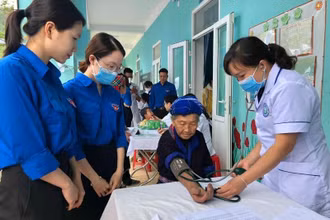 Khám miễn phí cho đồng bào dân tộc thiểu số huyện Mù Cang Chải.