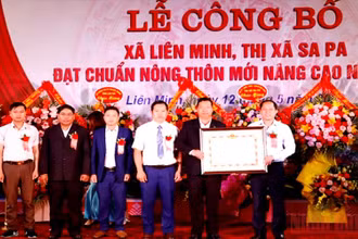 Trao Bằng công nhận đạt chuẩn nông thôn mới nâng cao cho Đảng bộ, chính quyền và nhân dân xã Liên Minh, thị xã Sa Pa, tỉnh Lào Cai.