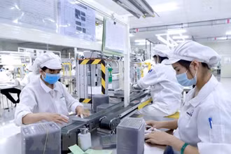 Sản xuất linh kiện điện tử. (Ảnh: Hoàng Hùng/TTXVN)