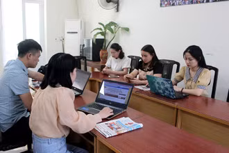 Cán bộ Báo Hà Giang tham gia thi trắc nghiệm trực tuyến tìm hiểu Nghị quyết của Đảng.