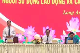 Lãnh đạo Tỉnh ủy Long An trực tiếp đối thoại với công nhân, đại diện người sử dụng lao động và cán bộ công đoàn năm 2022. 