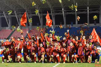 Đội tuyển bóng đá nữ Việt Nam đón nhận Huy chương Vàng SEA Games 31. Ảnh: THÀNH ĐẠT