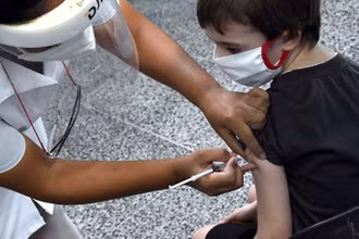 Tiêm vaccine phòng Covid-19 cho trẻ em tại 1 trường học ở thủ đô La Habana, Cuba. (Ảnh minh họa: Tân Hoa Xã)