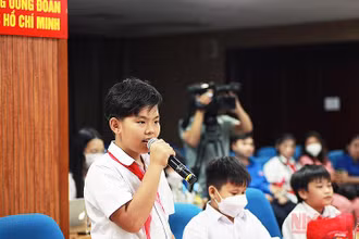 Đại diện các em thiếu nhi nhận bảo trợ dài hạn từ Chương trình “Nối vòng tay thương” chia sẻ về quá trình học tập, phấn đấu mỗi ngày. 