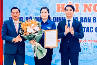 Bí thư Trung ương Đoàn Thanh niên cộng sản Hồ Chí Minh trao quyết định và Chủ tịch Ủy ban nhân dân thành phố Hải Phòng tặng hoa chúc mừng tân "thủ lĩnh” của tuổi trẻ Hải Phòng.