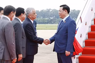 Lễ đón Chủ tịch Quốc hội Vương Đình Huệ tại Sân bay quốc tế Wattay, Thủ đô Vientiane. 