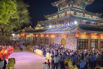 Lễ hội Vía Bà Chúa Xứ núi Sam luôn thu hút đông đảo người tham quan.