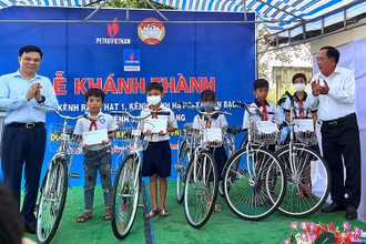 Đại diện Tập đoàn Dầu khí Việt Nam trao xe đạp và học bổng cho học sinh nghèo vượt khó học giỏi huyện Thới Bình.