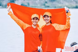 Lường Thị Thảo và Đinh Thị Hảo giành Huy chương Vàng trong nội dung thuyền đôi nữ hạng nhẹ 2 mái chèo.