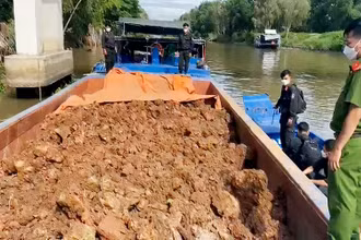 Công an kiểm tra 1 trong 12 phương tiện chở đất trái phép.