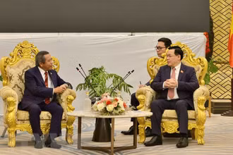 Chủ tịch Quốc hội Vương Đình Huệ tiếp Bộ trưởng Công nghệ và Truyền thông, Chủ tịch Hội hữu nghị Lào-Việt Nam Boviengkham Vongdara. (Ảnh: TTXVN)