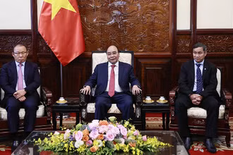 Huấn luyện viên bóng đá nam Park Hang-seo và Huấn luyện viên bóng đá nữ Mai Đức Chung là hai huấn luyện viên xuất sắc đại diện cho các huấn luyện viên có nhiều cống hiến, lập thành tích xuất sắc tại SEA Games 31. 