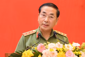 Thượng tướng, PGS, TS. Trần Quốc Tỏ, Ủy viên Trung ương Đảng, Phó Bí thư Đảng ủy Công an Trung ương, Thứ trưởng Công an đọc tham luận tại Hội thảo. (Ảnh: Thành Đạt)