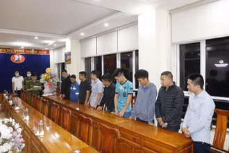 Các đối tượng tại cơ quan công an.