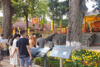  Hoàng Thành Thăng Long cũng là điểm hút du khách trong dịp nghỉ lễ 30/4 - 1/5 (Ảnh: T.LINH)