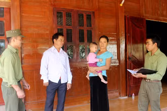 Chính quyền và Công an xã Sín Thầu (huyện Mường Nhé) tổ chức tuyên truyền pháp luật cho bà con bản Tả Kố Khừ. (Ảnh BÁO ĐIỆN BIÊN)