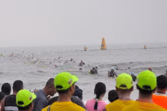 Các vận động viên chinh phục nội dung bơi 1,9 km tại VNG IRONMAN 70.3 Việt Nam 2022.