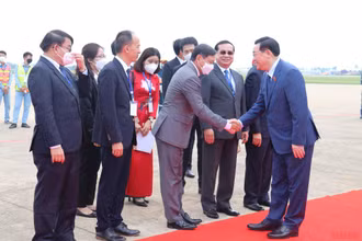 Đại sứ Việt Nam tại Lào Nguyễn Bá Hùng, cán bộ, nhân viên Đại sứ quán Việt Nam tại Lào đón Chủ tịch Quốc hội Vương Đình Huệ và Đoàn đại biểu cấp cao Quốc hội Việt Nam tại sân bay quốc tế Wattay. (Ảnh: Xuân Sơn)