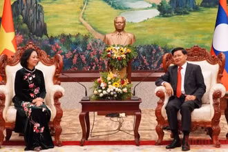 Tổng Bí thư, Chủ tịch nước Lào Thongloun Sisoulith (phải) tiếp đồng chí Trương Thị Mai tại trụ sở Trung ương Đảng Nhân dân Cách mạng Lào, chiều 31/5. (Ảnh: XUÂN SƠN)