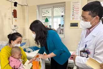 Phó Chủ tịch nước Võ Thị Ánh Xuân thăm hỏi, tặng quà các em nhỏ. 