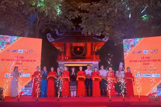 Các đại biểu khai mạc Lễ hội Ẩm thực và Du lịch làng nghề Hà Nội năm 2022.