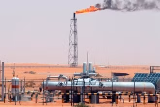 Một cơ sở khai thác dầu thô của Các tiểu vương quốc Arab thống nhất. (Ảnh: EPA/TTXVN)