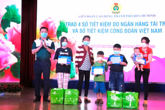Liên đoàn Lao động Thành phố Hồ Chí Minh cùng các đơn vị trao sổ tiết kiệm Công đoàn Việt Nam cho các cháu mồ côi cha, mẹ trong dịch Covid-19.