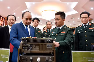 Chủ tịch nước Nguyễn Xuân Phúc đánh giá hai công trình được trao Giải thưởng Hồ Chí Minh của Viettel đã có tiến bộ lớn về công nghệ, góp phần nâng cao tiềm lực quân sự quốc phòng.