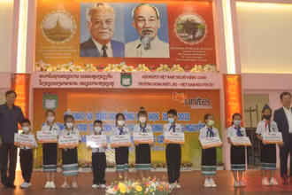 Đại sứ Việt Nam Nguyễn Bá Hùng cùng các học sinh Trường song ngữ Lào-Việt Nam Nguyễn Du tại buổi lễ. (Ảnh: Cộng tác viên)
