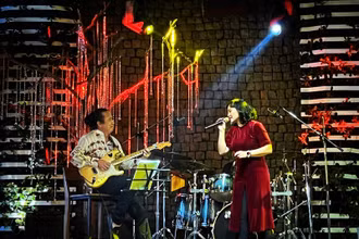 Ca sĩ Khánh Linh hát trong show ca nhạc tôn vinh cố nhạc sĩ Ngọc Châu.