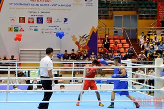 Vận động viên Trần Văn Thảo (găng xanh) của đội boxing Việt Nam trong trận đấu với vận động viên Indonesia.