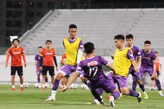 Ban huấn luyện U23 Việt Nam quan sát các tuyển thủ đấu tập. (Ảnh: VFF)