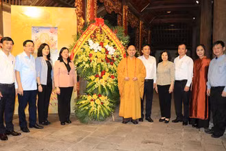 Bí thư Trung ương Đảng, Trưởng ban Dân vận Trung ương Bùi Thị Minh Hoài thăm, chúc mừng nhân dịp Đại lễ Phật đản tại chùa Phật Tích, huyện Tiên Du, tỉnh Bắc Ninh.