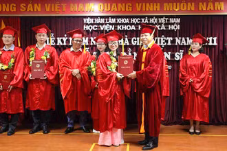 Một buổi lễ trao bằng tiến sĩ tại Học viện Khoa học xã hội. (Ảnh: VÕ THƯƠNG)